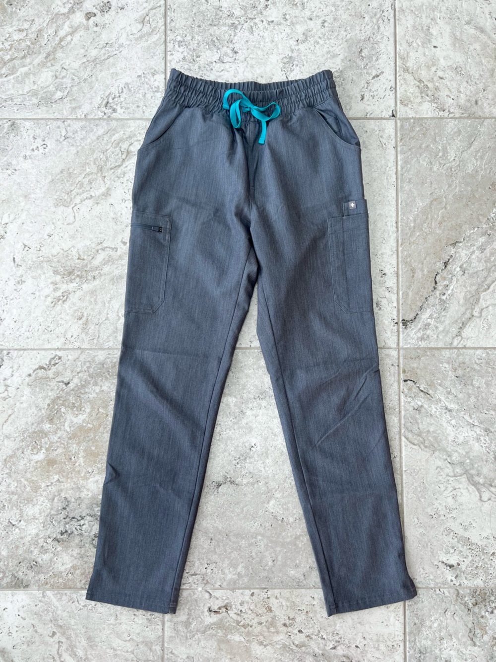 FIGS Yola Skinny Straight Leg Scrub Pants in Graphite Gray (PO#: 1897), size XS